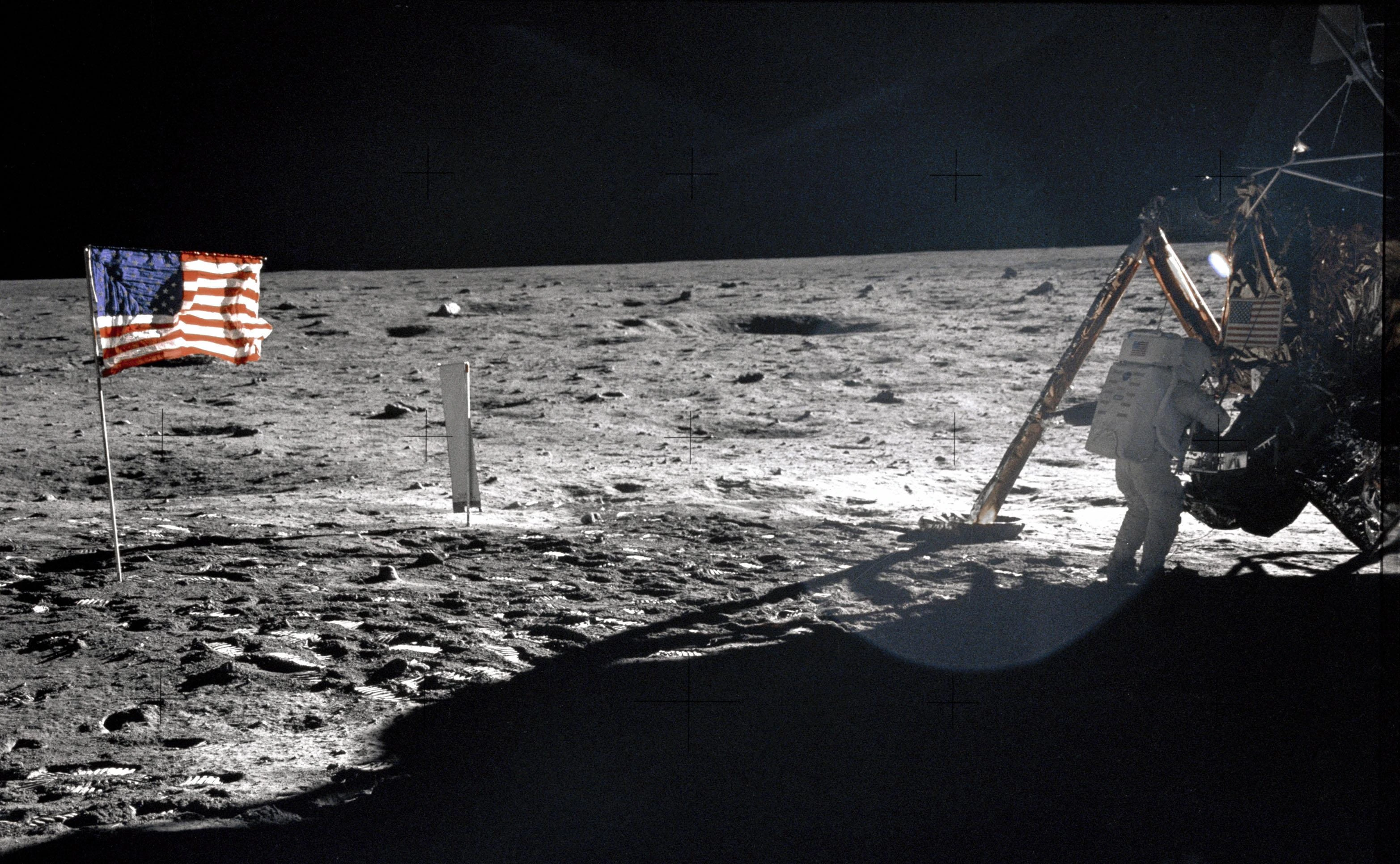Neil Armstrong di permukaan Bulan, misi Apollo 11
